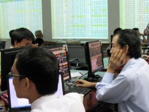 Dòng tiền trụ vững, hai sàn niêm yết giữ đà tăng